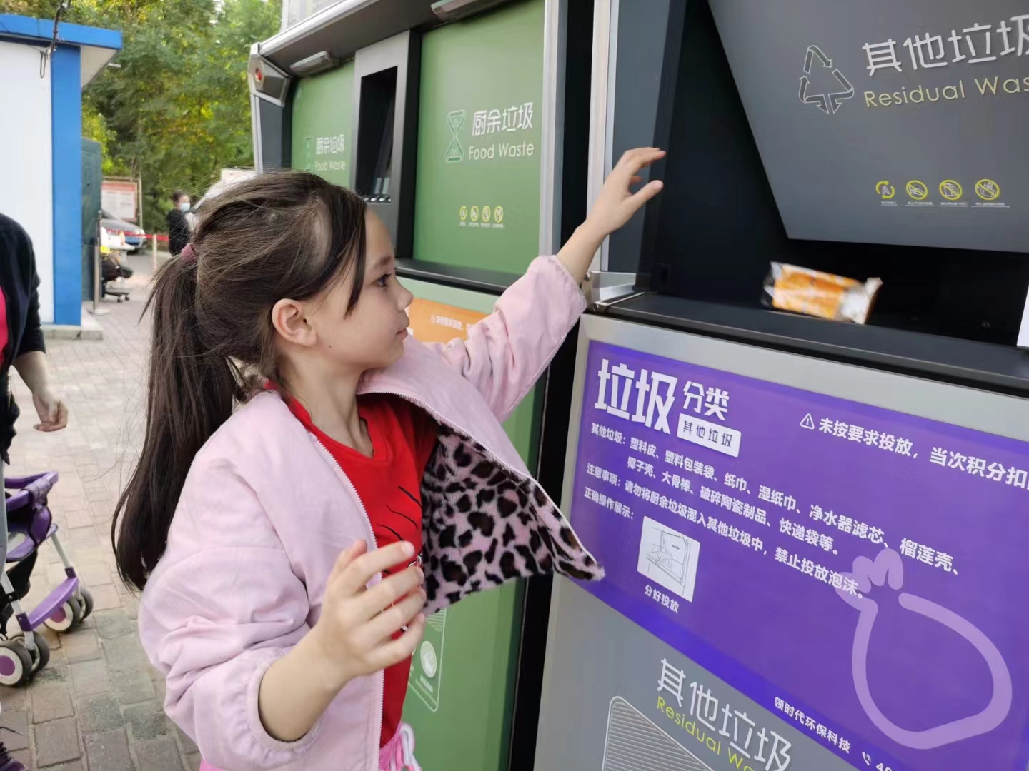 高科技與高顏值并存的智能垃圾分類箱，你身邊有了嗎？